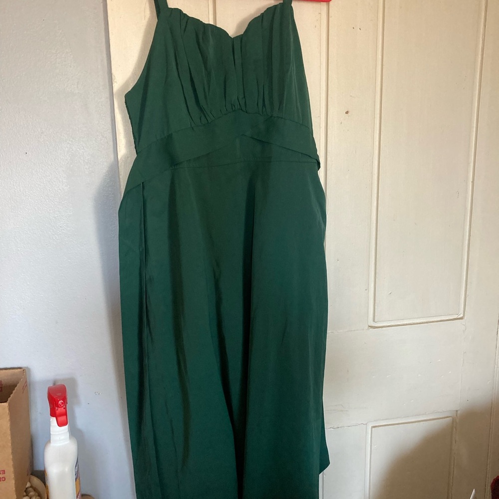 Elegant Green Sleeveless Dress - Picture 2 of 4